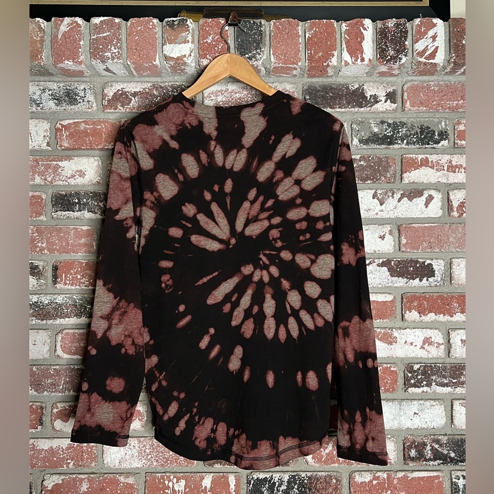 Men’s NHL Golden Knights Black and Gold Bleach Tie-Dye Long Sleeve Tee - Picture 5 of 7